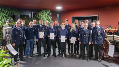 Bild: Feuerwehr Tirschenreuth/exb
Über die erfolgreiche Abnahme des Feuerwehr-Fitness-Abzeichens freuten sich Kommandant Matthias Haulena (von links), Rainer Burkhard, Henrik Haulena, Roman Kirschbaum, Michael Schwarz, Thomas Heger, Sebastian Bäuml, Simon Haulena, Thomas Sladky, Sina Burkhard, Maximilian Sladky, Nina Häring, Claudia Burkhard, Thomas Beimler, Stefan Bäuml, Frederik Römer, Sebastian Reimann und Christian Betzl.