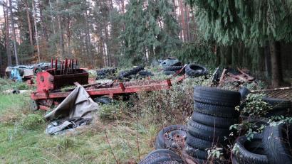Bild: exb
Am Waldrand bei Ehenfeld ist dieses wilde Reifen - und Maschinenlager zu finden.