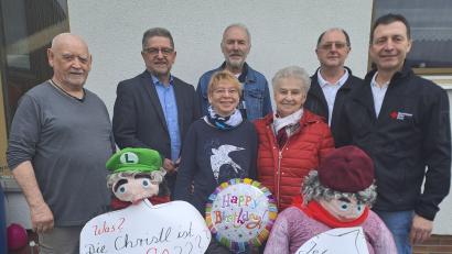 Bild: gis
Zum 80. Geburtstag gratulierten Christl Kastl (Dritte von rechts) Ehemann Albert (von links), Bürgermeister Franz Tauber und Tochter Marion sowie von der BRK-Bereitschaft Hans Popp, Manfred Köstler und Ulrich Pscherer.