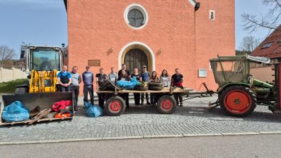 Bild: sis
Die Hauptakteure der ELJ vor der Christuskirche in Schwend mit einem Teil der Ausbeute bei der Müllsammelaktion.