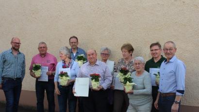 Bild: Albert Stepper/exb
Vorsitzender Johannes Pretzl (links) ehrt zusammen mit Bürgermeister Erwin Geitner (rechts) treue Mitglieder des Obst- und Gartenbauvereins Vilshofen-Rieden.