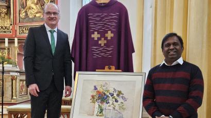 Bild: ric
Die Geschenke der Pfarrei Herz Jesu zu seiner Primiz vor drei Jahrzehnten sind Pfarrer Thomas Diermeier (links) noch immer lieb und teuer. Er brachte sie am Sonntag mit nach Rosenberg. Pfarrer Dr. Donald (rechts) hieß ihn willkommen.