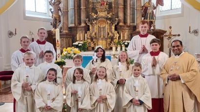 Bild: bk
"Jesus gibt euch Kraft und Hoffnung für euren Lebensweg", sagt Pfarrer Benny Joseph zu den fünf Mädchen und vier Jungen, die in Freihung Erstkommunion feiern.