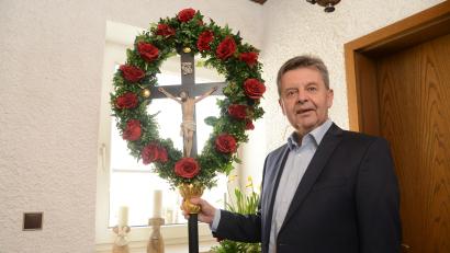 Bild: bey
Bernhard Meiler entstaubt das Pilgerkreuz, schnürt Rucksack und Wanderstiefel und freut sich auf die Tage im Mai. Seit 27 Jahren leitet der Oberwildenauer als Pilgerführer die Fußwallfahrt. Nach den coronabedingten Einschränkungen soll sie wieder ins gewohnte Fahrwasser kommen.