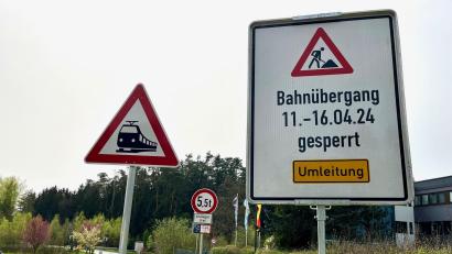 Bild: Gabi Schönberger
Der Bahnübergang Latsch bei der Gaststätte "Alpenrose" ist wegen Gleisbauarbeiten ab 11. April nicht passierbar.