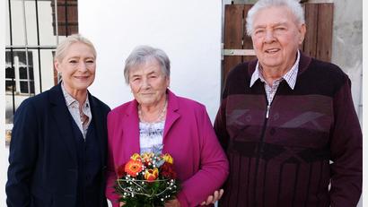Bild: mab
Zum Diamantenen Hochzeitsjubiläum gratuliert namens des Marktes auch Zweite Bürgermeisterin Gabi Wittleben (links).