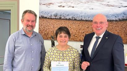 Bild: Stadt Marktredwitz/exb
Glückwünsche zur Ernennung: Im Bild von links Hauptamtsleiter Stefan Walberer, Sybille Herrmann und Oberbürgermeister Oliver Weigel.