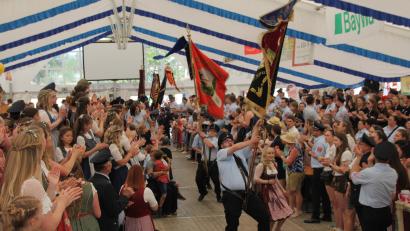 Archivbild: frd
Wenn zum Feuerwehrfest Tausende Besucher dicht gedrängt im Festzelt sind, ist das für jedes Dorf ein Highlight, wie etwa 2023 in Pertolzhofen.