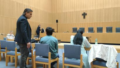 Bild: ald
Der 20-jährige Angeklagte mit seinem Verteidiger Serkan Gürses und seiner Dolmetscherin.