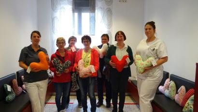 Bild: Agnes Härtl/exb
Sieglinde Zielbauer (Mitte) und ihr Frauenbundteam übergeben die selbst genähten Herzkissen.