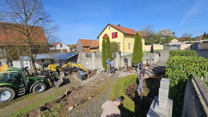 Bild: Hans-Jürgen Schlosser/exb
Viele Vereinsmitglieder begannen am Samstag mit der Neugestaltung des Dorfplatzes.