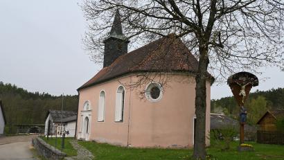 Bild: kki
Idyllisch gelegen im Zentrum von Enzenrieth sind die Schäden der kleinen Kirche St. Georg von weitem schon auszumachen.