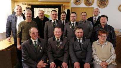 Bild: Schützengesellschaft Edelweiß/exb
Die Schützen haben einen neuen Vorstand: (vorne von links) Alfons Weiß, Rainer Schmidkonz, Thomas Richtmann, Beate Daubitzer, (hinten von links) Zweiter Bürgermeister Michael Schedl, Christian Friedl, Helmut Gleißner, Alois Seitz, Matthias Schedl, Jürgen Fischer, Thomas Schedl, Gauschützenmeister Florian Greil und Hermann Lobinger.