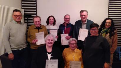 Bild: Andreas Burger/exb
Der Obst- und Gartenbauverein ehrte treue Mitglieder, stehend von links Harald Schlöger, Josef Zöllner, Ursula Schimmel, Erich Burger, Hubert Haensel, Vorsitzende Doris Deubzer, Bürgermeisterin Margit Bayer, vorne Angela Burger und Paula Dostler.