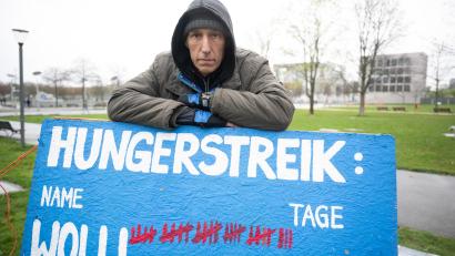 Bild: Sebastian Gollnow/dpa
Klimaaktivist Wolfgang Metzeler-Kick ist seit dem 7. März im Hungerstreik.