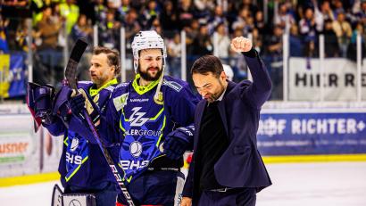 Bild: Werner Moller
Sebastian Buchwieser (rechts) erläuterte in der neuen Folge des Podcasts "Powerplay", wie er die Blue Devils Weiden auf das Play-off-Finale gegen die Hannover Scorpions vorbereitet.