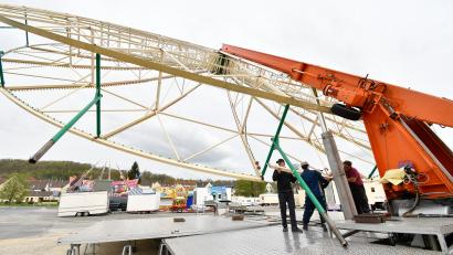 Bild: Petra Hartl
Dieser Schnappschuss unserer Fotografin zeigt, wie "Das Frankenrad" (Riesenrad Orion II) am Dultplatz aufgerichtet wird. Mit seinen 32 Metern Gesamthöhe ist es der Hingucker auf der Dult, die am Samstag, 13. April, beginnt. In 18 Gondeln können je maximal vier Gäste mitfahren.