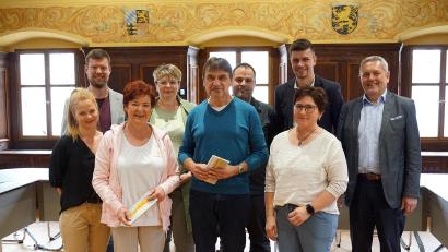 Bild: jma
Den Hauptpersonen (vorne, von links) Gabriele Steger, Günther Biersack und Gabriele Schlegl galten Glückwünsche aus der Kollegenschaft und dem Personalrat sowie von Bürgermeister Joachim Neuß (rechts).