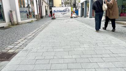 Bild: Gabi Schönberger
Der erste Schritt zur barrierefreien Innenstadt ist getan. Beim Unteren Tor kann der neue Plattenbelag bereits ausprobiert werden.