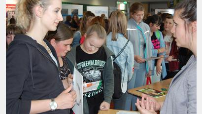 Archivbild: Werner Winderl/exb
Die Ausbildungsmesse an der Doktor-Eisenbarth-Mittelschule stieß im Vorjahr auf große Resonanz. Die Veranstalter hoffen am Mittwoch, 17. April, mit einem ähnlichen Erfolg.
