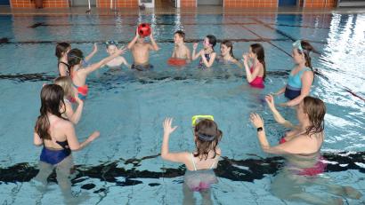 Bild: gi
Wasserballspielen macht den Ferienkids im Moosbacher Hallenbad großen Spaß.