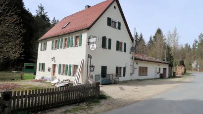 Bild: bsc
Auf vollen Touren laufen die Umbau- und Sanierungsarbeiten in der Waldgaststätte Zainhammer. In ein paar Wochen könnte die beliebte und direkt am Steinwald-Radweg zwischen Friedenfels und Thumsenreuth gelegene Gaststätte wieder eröffnet werden.