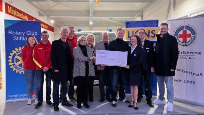Bild: Johannes Troesch/exb
Freude über die Spende der Service-Clubs, hier für die BRK-Wasserwacht: Im Bild von links Lara Krüger und Rainer Bartsch (DLRG), Harry Ipfling (Präsident Rotary-Club Fichtelgebirge), Achim Träger (DLRG), Edith Kalbskopf (Präsidentin Soroptimist Luisenburg/Bad Alexandersbad), Rosi Döhler (Präsidentin Lions-Club Selb), Oliver Schott (Präsident Lions-Club Marktredwitz-Fichtelgebirge), Anton Schatzberger (Präsident Rotary-Club Stiftland), Peggy Mother-Bayerl, Bernd Hör (beide Wasserwacht) und Sven Lehner (BRK).