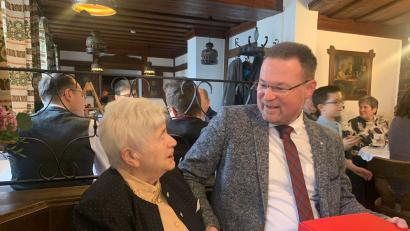 Bild: bö
Ihren 95. Geburtstag feiert die älteste Bürgerin von Mendorferbuch, Katharina Schmidt, im Kreise ihrer Familien und mit vielen Gästen. Für die Markgemeinde Hohenburg gratuliert Bürgermeister Florian Junkes (rechts).