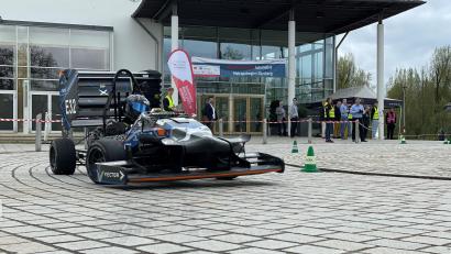 Bild: Nils Ganzmann
Das elektrische Rennauto des Nachwuchsrennstalls der OTH Amberg-Weiden dreht in den Pausen ein paar Runden über den Vorplatz des ACC.