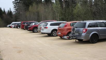 Bild: wro
Der Wanderparkplatz bei Hohenhard zählt zweifellos zu den beliebtesten Ausgangspunkten für Wanderungen im Naturpark Steinwald.