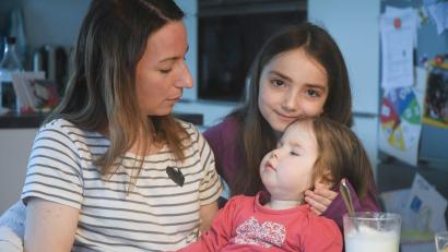 Bild: Gabi Schönberger
Stephanie Artmann (links) hofft, für ihre kranke Tochter Frieda Hilfe durch eine Therapie in den USA zu bekommen. Luisa (8) kümmert sich liebevoll um ihre kleine Schwester.