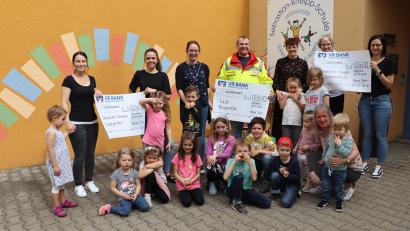 Bild: gru
Geber und Empfänger: (von links) Sonja Winter, Melli Roppert, Luisa Hebauer, Oliver Iwanek, Janine Pirner, Manu Endres, Anja Roppert und Manuela Lux sowie einige Kinder aus der Schule und dem Kindergarten.