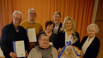 Bild: R. Deinlein/exb
Ehrungen beim VdK Auerbach: (sitzend) Joachim Kugler, (stehend, von links) Jakob Kirzdörfer, Georg Benaburger, Barbara Schreglmann, Dritter Bürgermeister Michael Streit, Vorsitzende Heidi Deinlein und Kreisverbandsvorsitzende Marianne Kies-Baldasty.