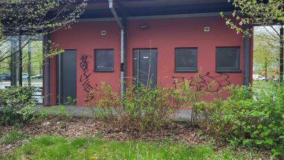 Bild: rti
In diesem Toilettengebäude am Großparkplatz Tirschenreuth hat im Mai 2023 ein Mann eine Frau vergewaltigt.