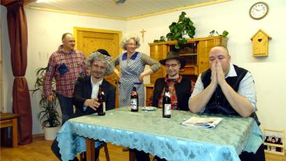 Bild: fnk
Eine Szene aus dem Stück "Onkel Joe aus Idaho", das die Theatergruppe des FC Großalbershof erfolgreich auf die Bühne brachte.