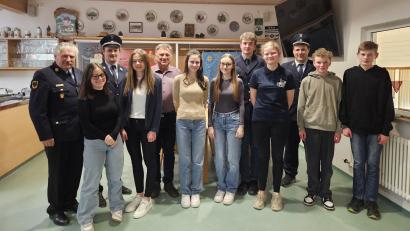 Bild: Lukas Lehner/exb
Neun neue Anwärter begrüßt die Feuerwehr Gunzendorf. Von links Kreisbrandinspektor Hans Sperber, Luisa Maier, Vorsitzender Patrick Siegler, Hannah Brunhuber, Stadtrat Josef Lehner, Jana Maier, Enya Siegler, Elias Brunhuber, Lea Schindler, Kommandant Andreas Gradl, Ben Christl und Jakob Haberberger. Es fehlt Madlen Rogner.