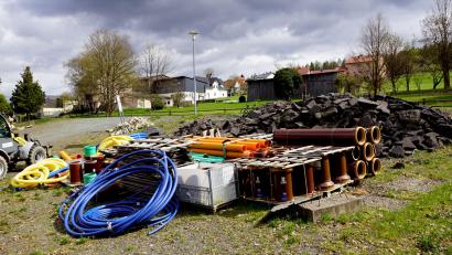 Bild: bkr
Die inzwischen insolvente Firma, die mit den Kanal- und Wasserleitungsarbeiten in Witzlasreuth beauftragt war, hat einen Haufen mit Asphaltaufbruch und allerhand Baumaterial hinterlassen. Was damit geschieht, ist noch nicht geklärt.