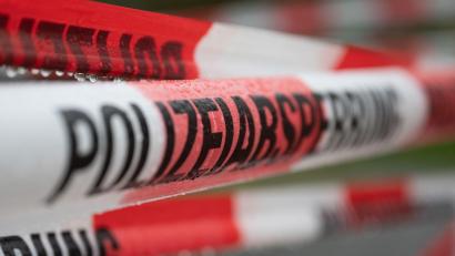 Bild: Sebastian Kahnert/dpa
Die Polizei hat einen Einsatzort mit Flatterband abgesperrt.