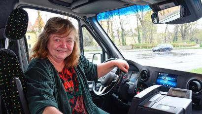 Bild: Petra Hartl
Unterwegs mit Busfahrerin Christa Fröhlich auf der Linie 404. Gemeinsam mit ihren Fahrgästen hat sie erreicht, dass die Route durch die Obere Hockermühle in Amberg wieder geändert wird.