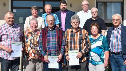Bild: Petra Hartl
Siedler- und Eigenheimgemeinschaft Loderhof. Vorne von links: Heinz Mertel jun., Ingrid Weiß, Waldemar Eckl, Werner Fischer, Eveline Eckl, Johann Specht. Hinten von links: Anna Margarete Hartmann, Rudolf Eckl, Stefan Frank, Klaus Bleisteiner und Christian Pruy