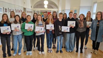 Bild: Mädchenrealschule Waldsassen/exb
Die Sieger aus der Klasse 7a: Nadja Blechinger, Hanna Keller, Amelie Heindl, Nicolas Kunz, Anja Zölch; Französischlehrerin Maud Simon, Schulleiterin Kerstin Reiter.