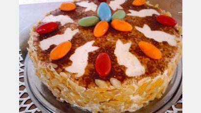 Bild: Heidi Brenner/exb
Mit Papierschablonen lassen sich ganz leicht Häschen auf die Ostertorte zaubern.