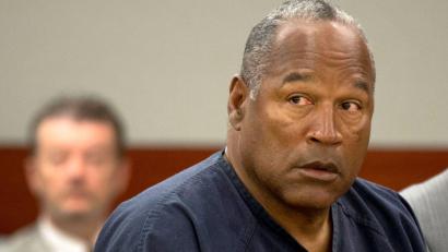 Bild: Julie Jacobson/AP-Pool/epa/dpa
O. J. Simpson wurde 1995 vom Mordverdacht an seiner Ex-Frau und deren Freund freigesprochen. Jetzt ist er tot.