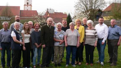 Bild: mh
Für 50 Jahre Treue zum OWV wurden Therese und Hermann Friedl (Dritte und Vierter von rechts) und Emil Fröhlich (Siebter von links) geehrt. Dankesworte gingen auch an die anderen Jubilare.