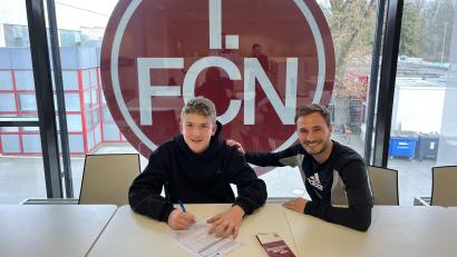 Bild: fpoz
Louis Eckstein (links) bei der Vertragsunterzeichnung mit Michael These, der Club-Kaderplaner für die U12 bis U17. These trainiert zudem die U17 des 1. FC Nürnberg.
