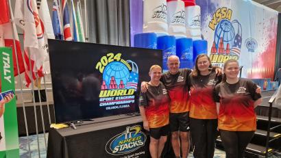 Bild: Monika Gosslau /exb
Monika und Bernd Gosslau, Christine Lubig-Schmidt sowie Carina Schmidt (von links) heimsten bei der Weltmeisterschaft im Sport Stacking in Orlando WM-Titel, Silbermedaillen und weitere Top-Platzierungen ein.
