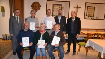 Bild: gi
Die beiden OWV-Vorsitzenden Josef Enslein (links) und Peter Franz (rechts) dankten den fleißigen Helfern und langjährigen Mitgliedern im Namen des Waldvereins. Für 50 Jahre Mitgliedschaft wurde Karl Liebl sen. besonders gedankt.