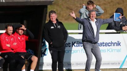 Bild: Dieter Jäschke
Klaus Schinner (rechts) ist an der Seitenlinie stets mit vollem Engagement bei der Sache: Der Trainer des ASV Haidenaab hofft trotz einer Verletztenmisere auf einen Heimsieg gegen den SV Kohlberg.