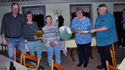 Bild: ds
Siglinde Luber, Margot Zinnbauer und Rosi Neumüller (von links) wurden stellvertretend für die zahlreichen Helferinnen bei der Ortsverschönerung von Vorsitzendem Josef Lutter (rechts) mit Blumen belohnt. Den Dank der Gemeinde Etzelwang übermittelte 3. Bürgermeister Günther Renner (links).