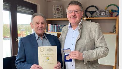 Bild: Stefanie Gradl
Bürgermeister Hans Martin Schertl gratulierte dem Jubilar Richard Lindner (links) zum 90. Geburtstag.